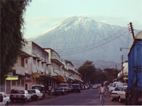 Mount Meru et la ville d'Arusha